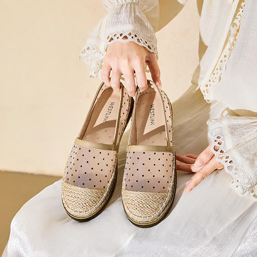 西遇网纱渔夫鞋女新款秋季法式波点草编透气平底一脚蹬单鞋V0047260 商品图3