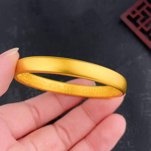 足金999.9 古法油亮固口半实心光圈内莲花心经轮胎手镯（面宽约7.9-8.3mm，厚约3.6mm）(ANWZGFSZ00227-3)（预售产品下单后不退款不退货不换货不补差价） 商品图3