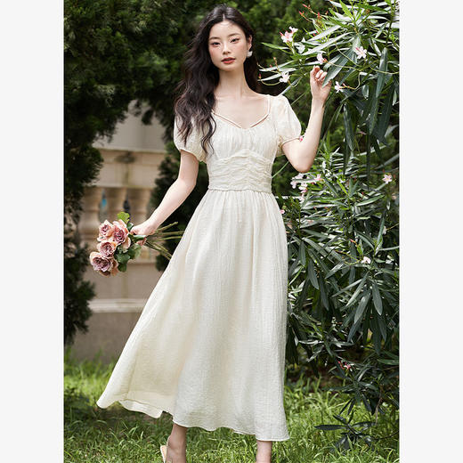 西遇V领泡泡袖茶歇连衣裙女新款褶皱高腰显瘦A摆裙子D0640507 商品图4