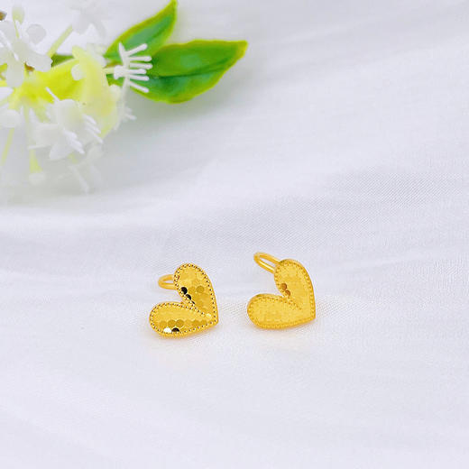 【限时克减150元】足金999.9 【精品】辘珠边车花鱼鳞心形耳饰耳钉(AWES00074)（预售产品下单后不退款不退货不换货不补差价（预售产品下单后不退款不退货不换货不补差价 商品图0