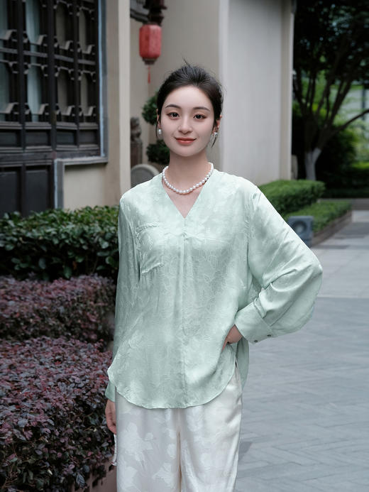 盛唐牡丹 |玉簪绿莺歌蝶舞V领上衣[特价品] 商品图1