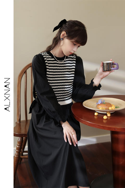 鹿向南  黑色长袖连衣裙女新款赫本风收腰内搭长款打底裙子LXN27183 商品图5