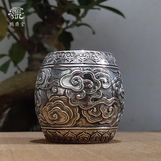 鹤鼎堂 闻天系列腰鼓盖置錾刻海浪纹（缺货） / 腰鼓盖置錾刻瑞气祥云（银色） 茶具配件（缺货） 商品图3