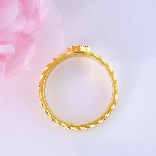 【限时克减150元】足金999 5G黄金镶嵌固口低温珐琅麻花四叶草女戒(RWW00370)（预售产品下单后不退款不退货不换货不补差价）（预售产品下单后不退款不退货不换货不补差价） 商品图2