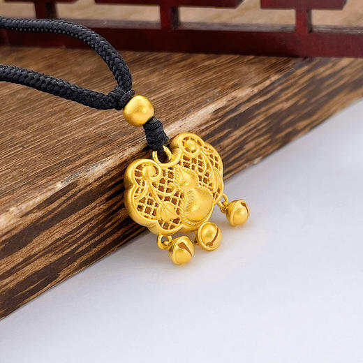 【限时克减150元】足金999 #葫芦 古法挂绳镂空花丝铃铛葫芦锁包吊坠（含珠子）(YGFDZ00349)（预售产品下单后不退款不退货不换货不补差价）（预售产品下单后不退款不退货不换货不补差价） 商品图1