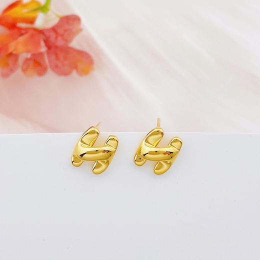 【限时克减150元】足金 【精品】无氰5D字母H耳钉（配胶塞）(AR5DES00025)（预售产品下单后不退款不退货不换货不补差价）（预售产品下单后不退款不退货不换货不补差价） 商品图0