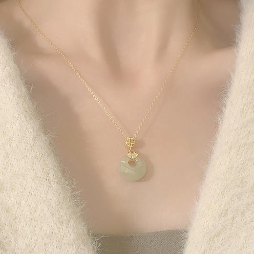 卡蒂罗/KADER 如意福牌平安扣 网红爆款吊坠 925银和田玉新中式国潮好运平安路路通可调节锁骨链 小众灵动祥云配饰 女友 母亲 商品图3