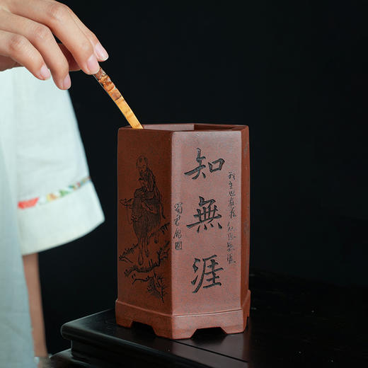 宜兴紫砂笔筒六面刻画陶瓷笔筒古风手工办公室书房学生桌面多功能收纳盒摆件 商品图9