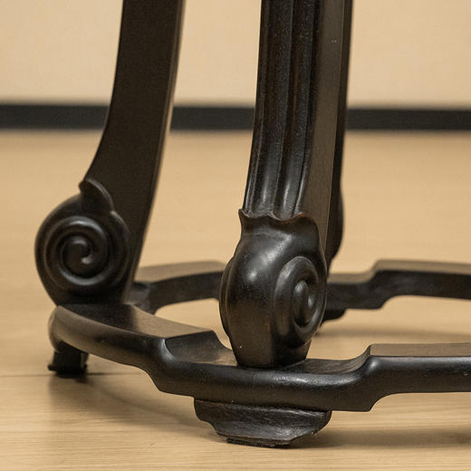 清 红木镶瘿木云纹三弯腿五足带托泥花几（一对） 商品图3