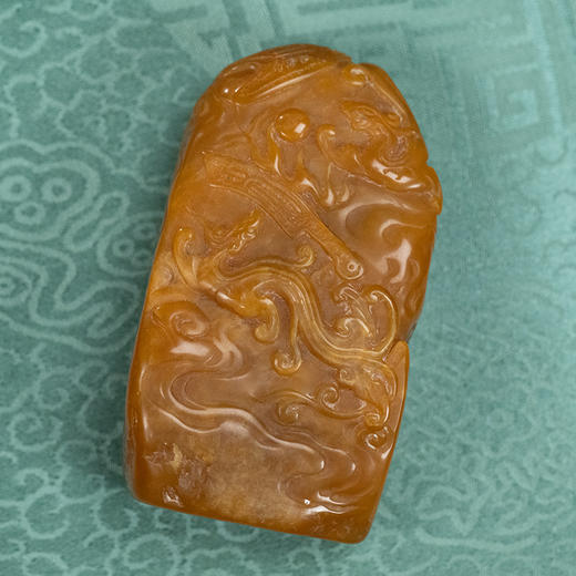 清 田黄石雕螭龙纹山子摆件（红木座） 商品图4