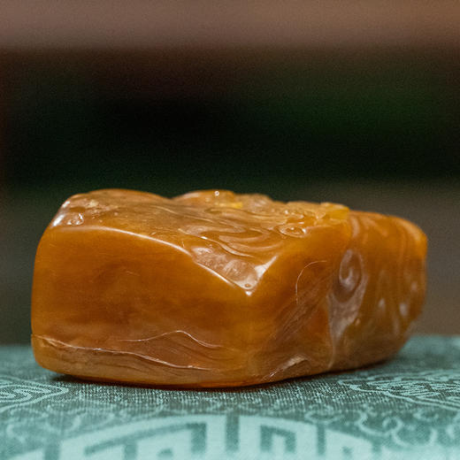 清 田黄石雕螭龙纹山子摆件（红木座） 商品图3