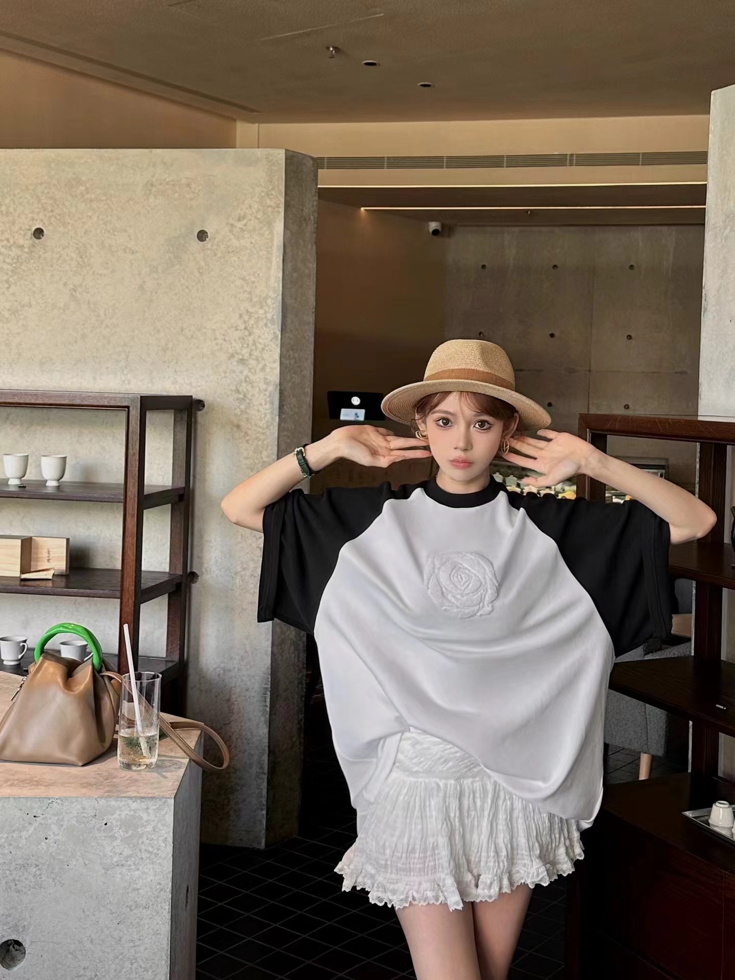 分镜头集成店LOOSINGWHITE春夏系列玫瑰绣花大T恤拼色宽松短袖