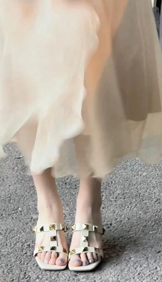 美到神魂颠倒铆钉高跟鞋 小羊皮粗跟百搭凉鞋 商品图3