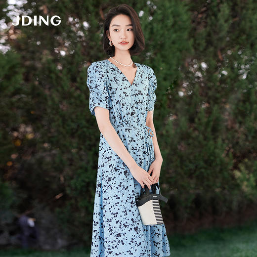 【商场同款】CJDJ404 “ 错落光影美人面连衣裙 ” 晴空一般的仙翎蓝色 搭配银丝提花和剪影花的错落点缀 感受光影美学 收腰V领 显瘦又实穿 蓝色V领连衣裙 商品图9