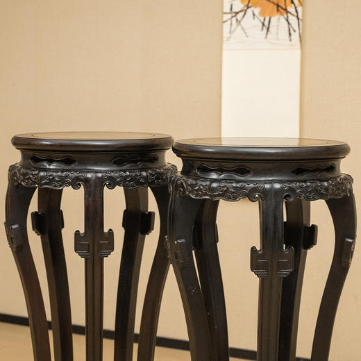 清 红木镶瘿木云纹三弯腿五足带托泥花几（一对） 商品图1