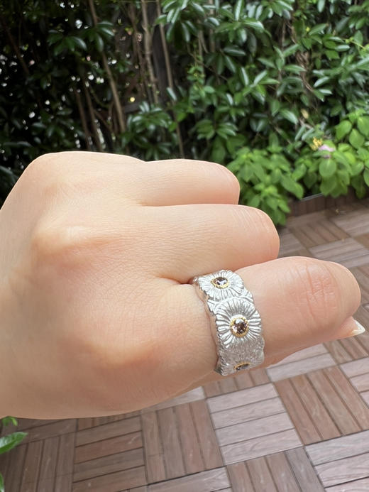 原材百分百 雏菊带钻开口戒指 除了没logo就是圆正 略微偏小 商品图7