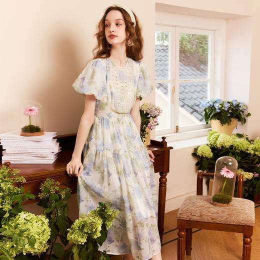 两三事 鎏金闪耀 2024夏季新款甜美露腰钉珠印花泡泡袖连衣裙 商品图3