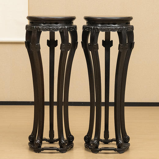 清 红木镶瘿木云纹三弯腿五足带托泥花几（一对） 商品图0