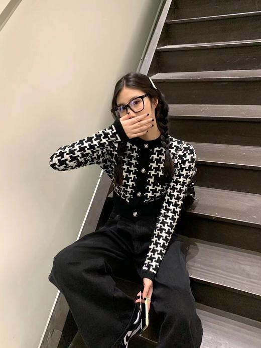 分镜头集成店LOOSINGWHITE春夏新品圆领嵌花针织开衫 商品图4