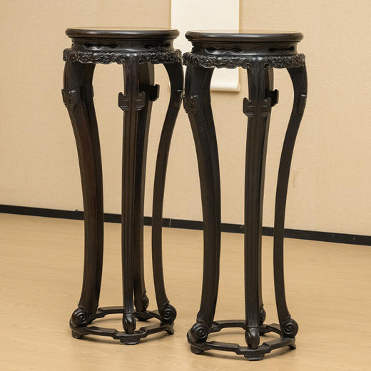 清 红木镶瘿木云纹三弯腿五足带托泥花几（一对） 商品图4