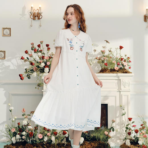 两三事 解禁之果 2024夏季新款小清新绣花蕾丝拼接娃娃领连衣裙 商品图2