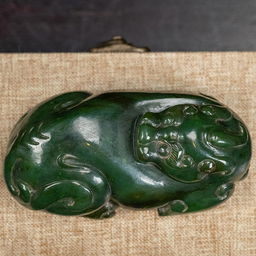 清 碧玉雕瑞兽把件 商品图4