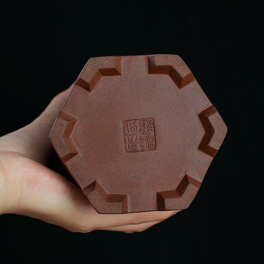 宜兴紫砂笔筒六面刻画陶瓷笔筒古风手工办公室书房学生桌面多功能收纳盒摆件 商品图3