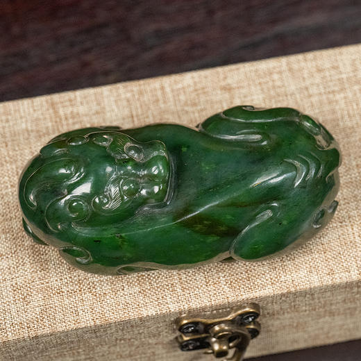 清 碧玉雕瑞兽把件 商品图1