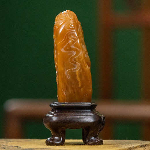 清 田黄石雕螭龙纹山子摆件（红木座） 商品图1