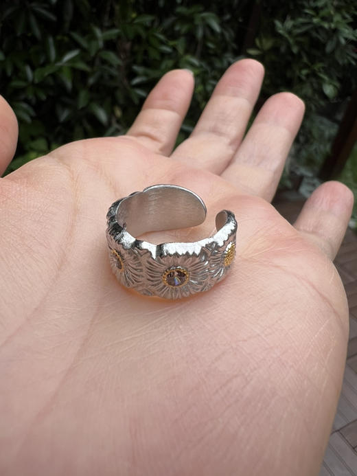 原材百分百 雏菊带钻开口戒指 除了没logo就是圆正 略微偏小 商品图3