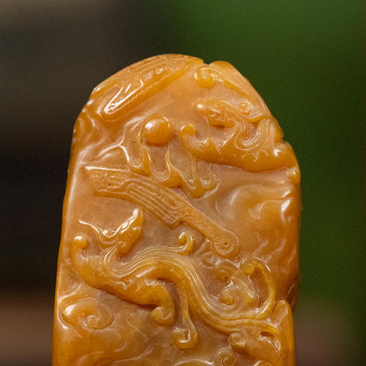 清 田黄石雕螭龙纹山子摆件（红木座） 商品图2