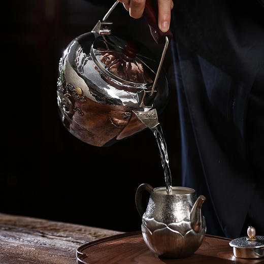 鹤鼎堂闻天系列日月汤沸錾刻牛转新月（银色）（缺货） 商品图1