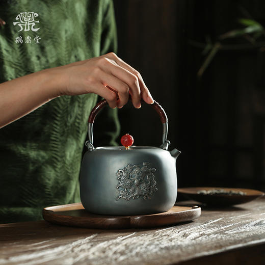 鹤鼎堂闻天系列考槃镜面錾刻三狮绣球汤沸（灰青）（缺货） 商品图1