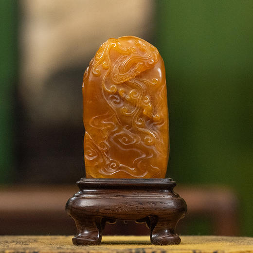 清 田黄石雕螭龙纹山子摆件（红木座） 商品图0