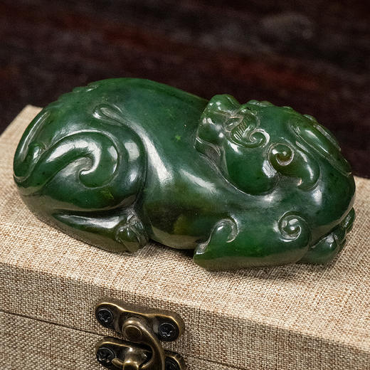 清 碧玉雕瑞兽把件 商品图2