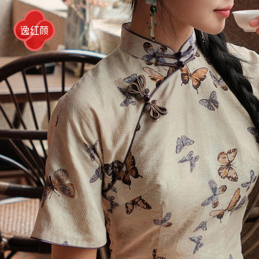 上海逸红颜蝶涯2025夏新棉麻质感提花蝴蝶印花新中式日常文艺旗袍 商品图2