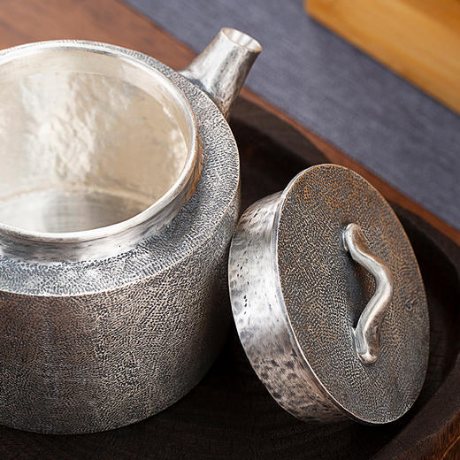 国春银饰丨复古汉瓦银壶 一片银工艺 手工制作 锤纹肌理 约230ml 附检测证书、礼盒 商品图5