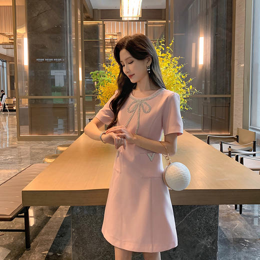 [奢姿轻奢系列]大码女装2024夏季蝴蝶结装饰裙子胖妹妹时尚连衣裙8942890102【1】 商品图1