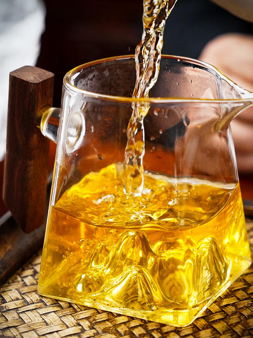 【猫耳朵单株】2024年头春头采 茶中精灵猫耳朵云南仅有0.01％的茶种 易武普洱茶生茶357g/饼 5饼/提 拍5发6拍20发25 商品图3