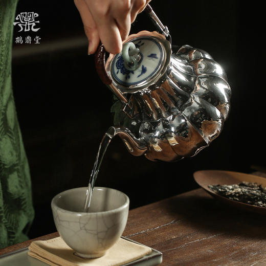 鹤鼎堂闻天系列骏尨汤沸蝶恋花瓷盖（银色）（缺货） 商品图2