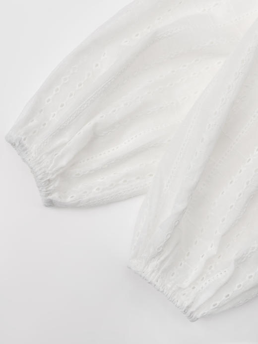 COCO ZONE ”一见钟情“时尚镂空绣花长袖衬衫纯色高级感宽松V领上衣CC1B1054 商品图5