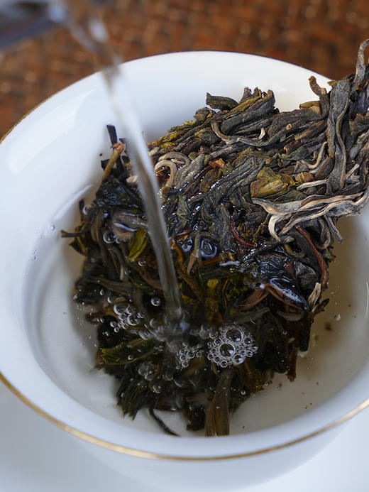 【猫耳朵单株】2024年头春头采 茶中精灵猫耳朵云南仅有0.01％的茶种 易武普洱茶生茶357g/饼 5饼/提 拍5发6拍20发25 商品图9