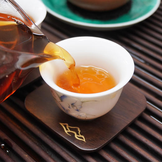 2004年南峤茶厂出厂俗称”印级茶一条龙“1998年老原料压制纪念版 原料好老味不错 回甘比较普通不惊艳 汤感比较柔和顺滑 价格好 商品图11