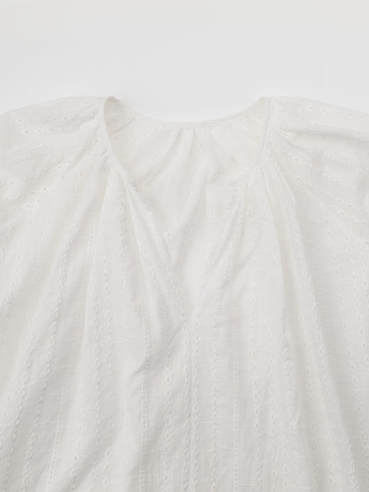 COCO ZONE ”一见钟情“时尚镂空绣花长袖衬衫纯色高级感宽松V领上衣CC1B1054 商品图4