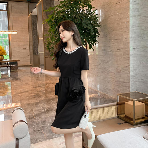 【清仓超15天不保价】[奢姿轻奢系列]大码女装2024夏季玫瑰装饰裙子胖妹妹时尚连衣裙8942890080 商品图0