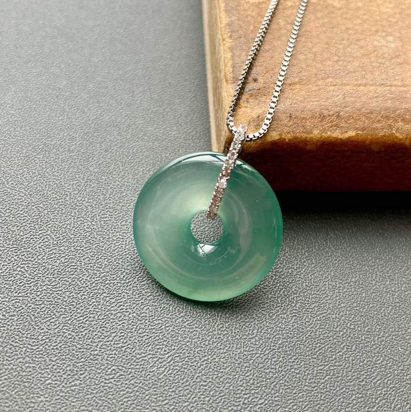 高冰到玻璃种淡晴水翡翠平安扣18k白金钻石镶嵌