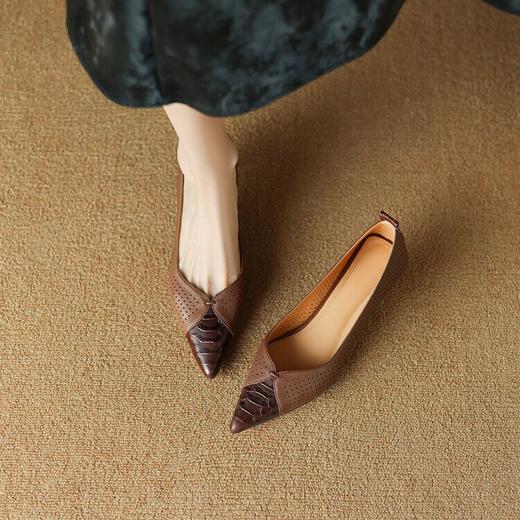 【预售5天】复古蛇纹真皮镂空洞洞尖头单鞋女夏季浅口小跟中跟ZYY&A875 商品图2