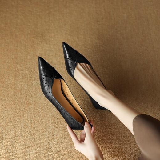 【预售5天】复古蛇纹真皮镂空洞洞尖头单鞋女夏季浅口小跟中跟ZYY&A875 商品图1