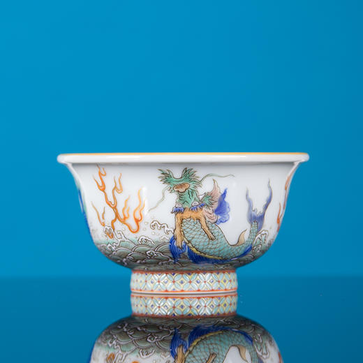 青花古彩描金鱼化龙压手杯 商品图3