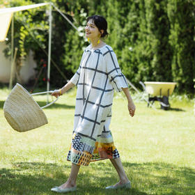 绽放旅行女装406朵/米黄色高支亚麻定位印花宽松舒适度假连衣裙